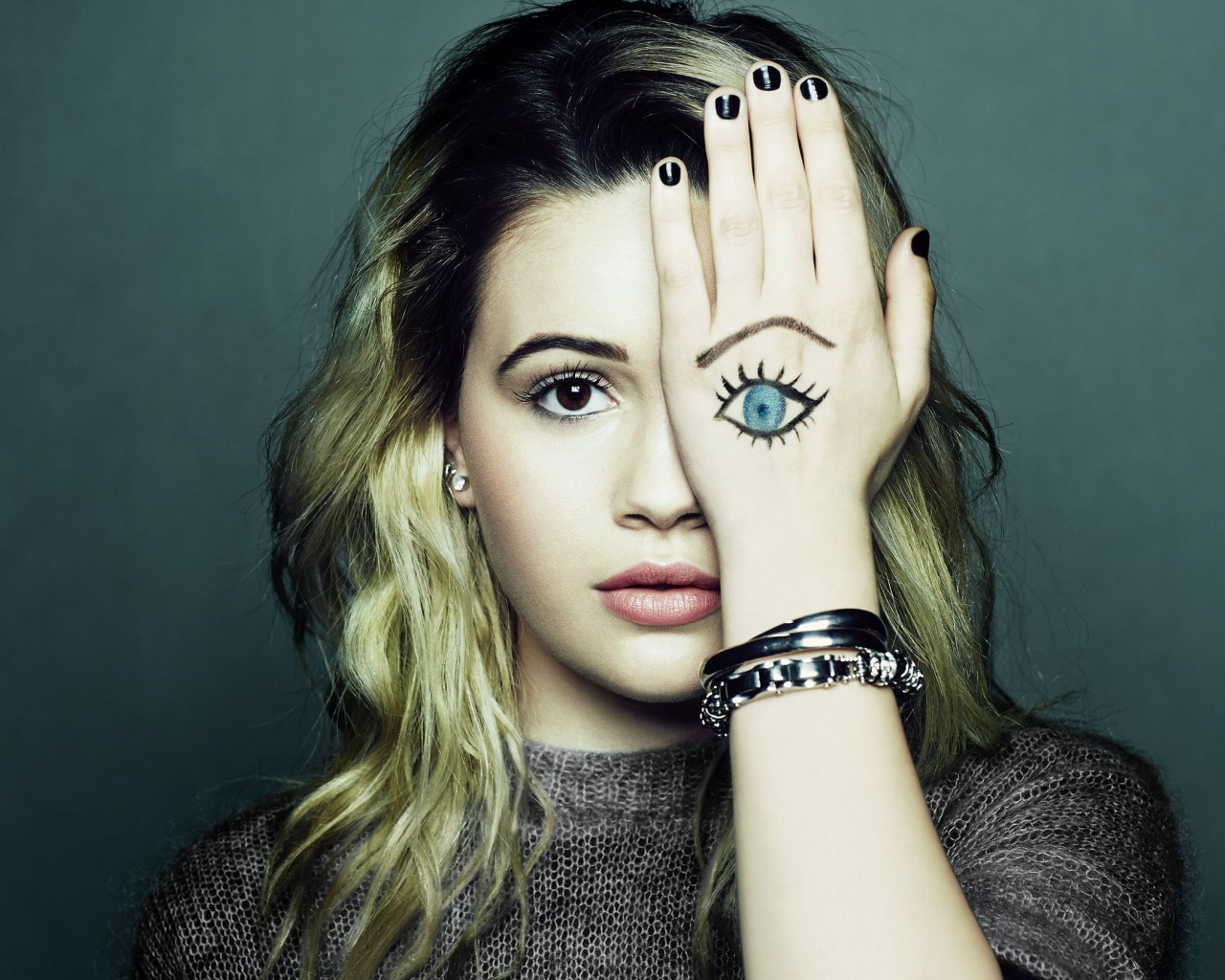 Американская певица Беа Миллер с рисунком на руке