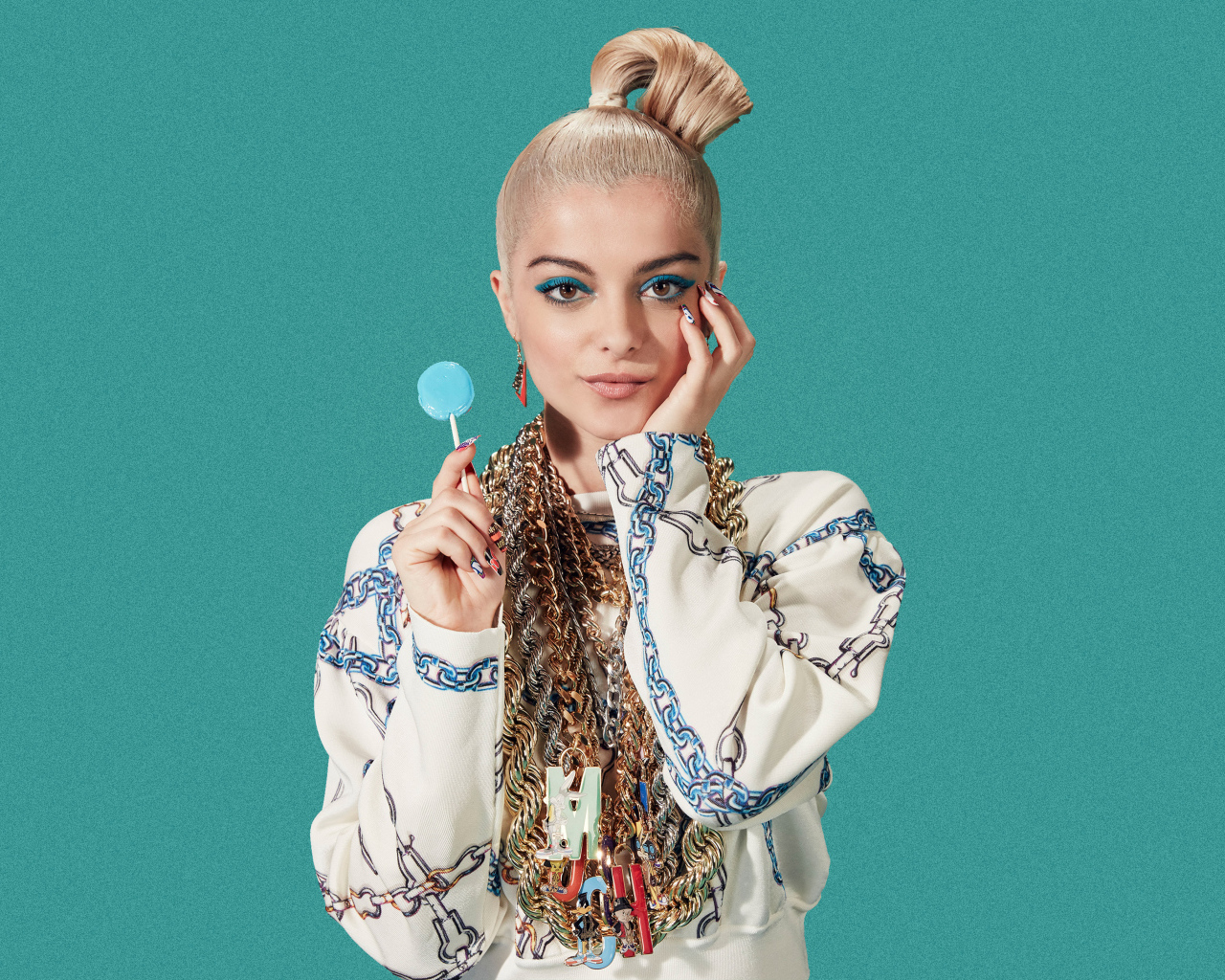 Американская певица Биби Рекса с леденцом в руках на зеленом фоне