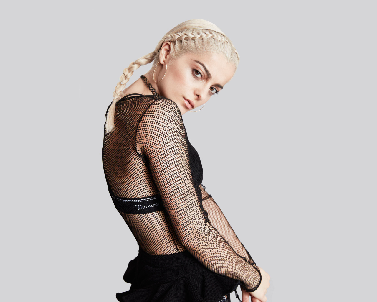 Американская певица Биби Рекса с белыми волосами 