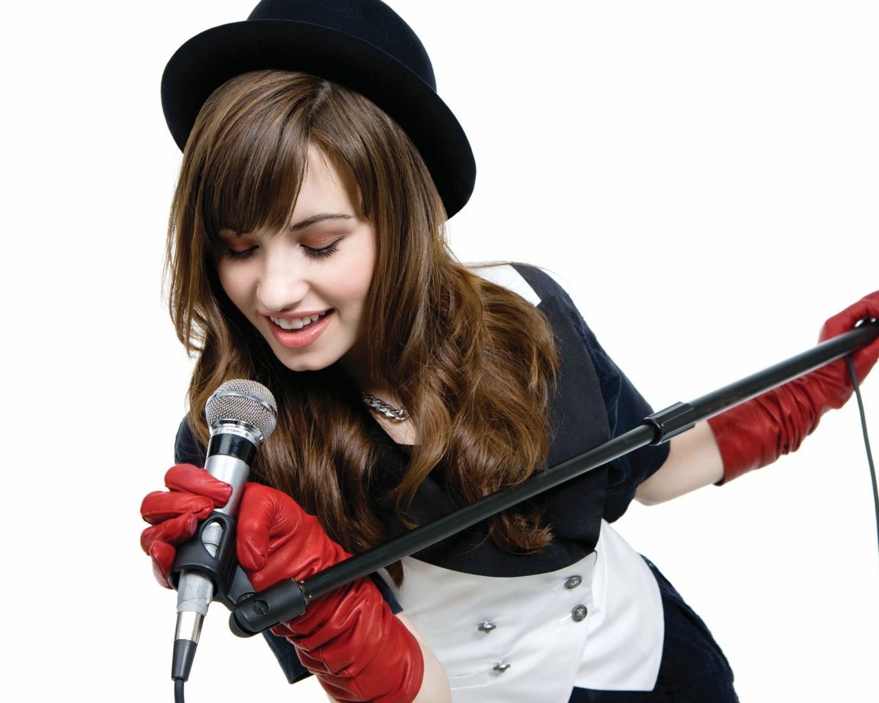 Американская певица и актриса Деми Ловато с микрофоном 