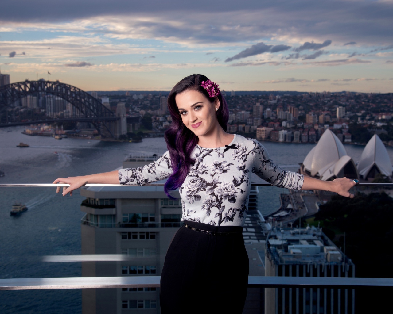 Красива американская певица Кэти Перри на фоне города