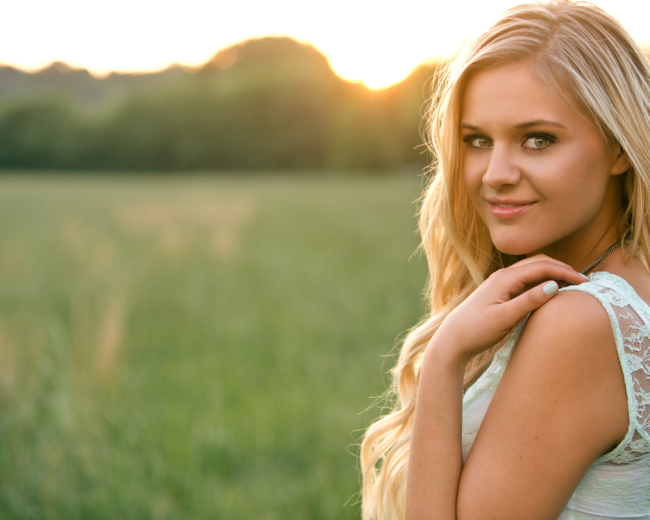 Красивая блондинка певица  Келси Баллерини 