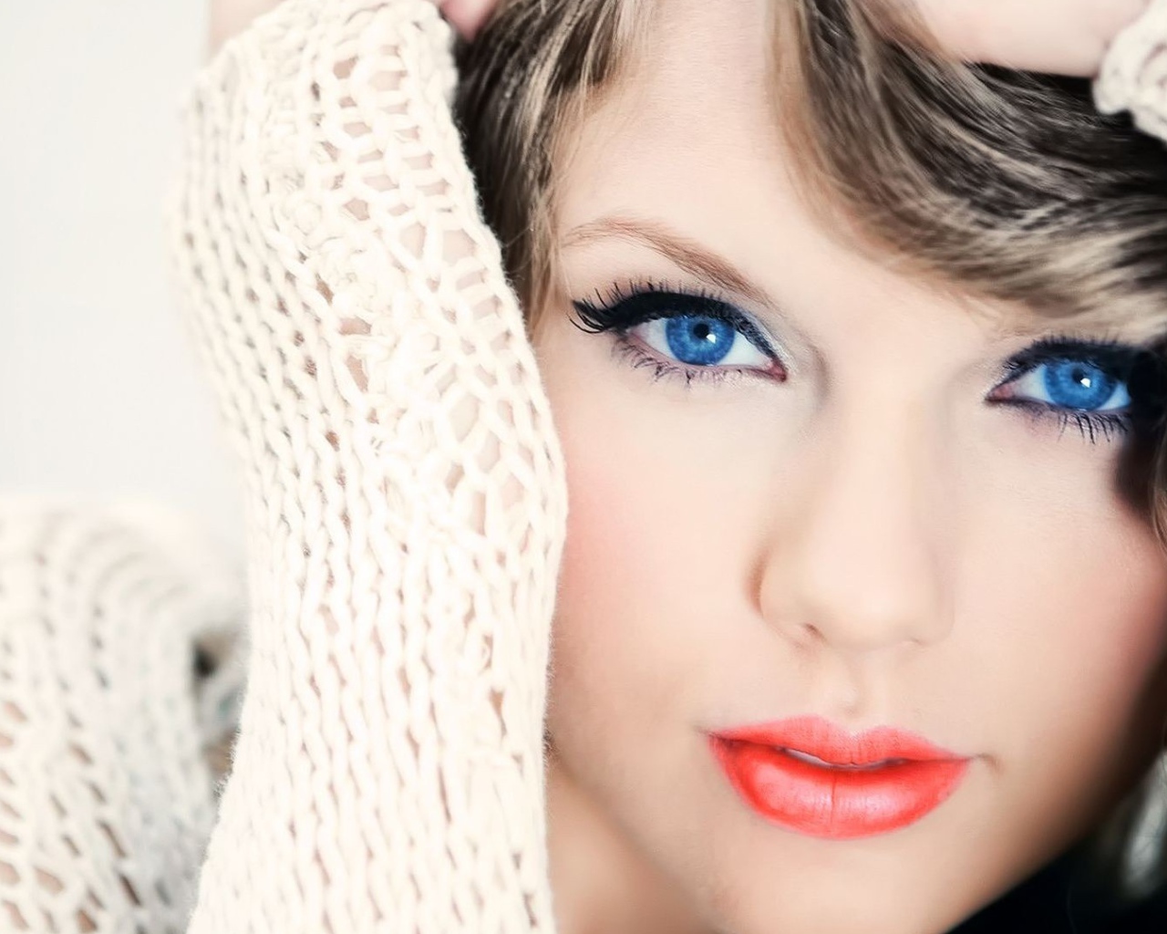 Красивая голубоглазая девушка певица Тейлор Свифт