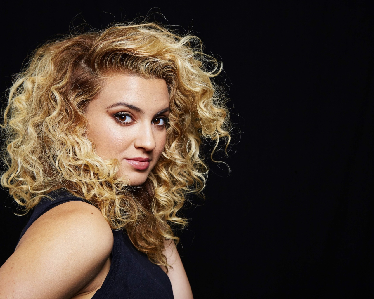 Красивая девушка американская певица Тори Келли