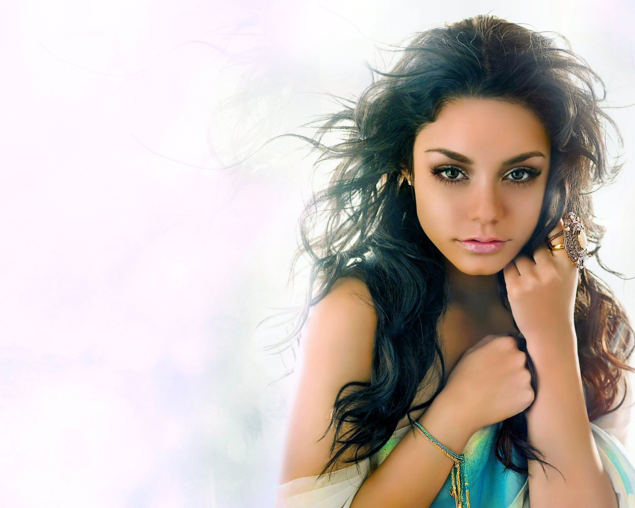 Красивая девушка певица Ванесса Хадженс 