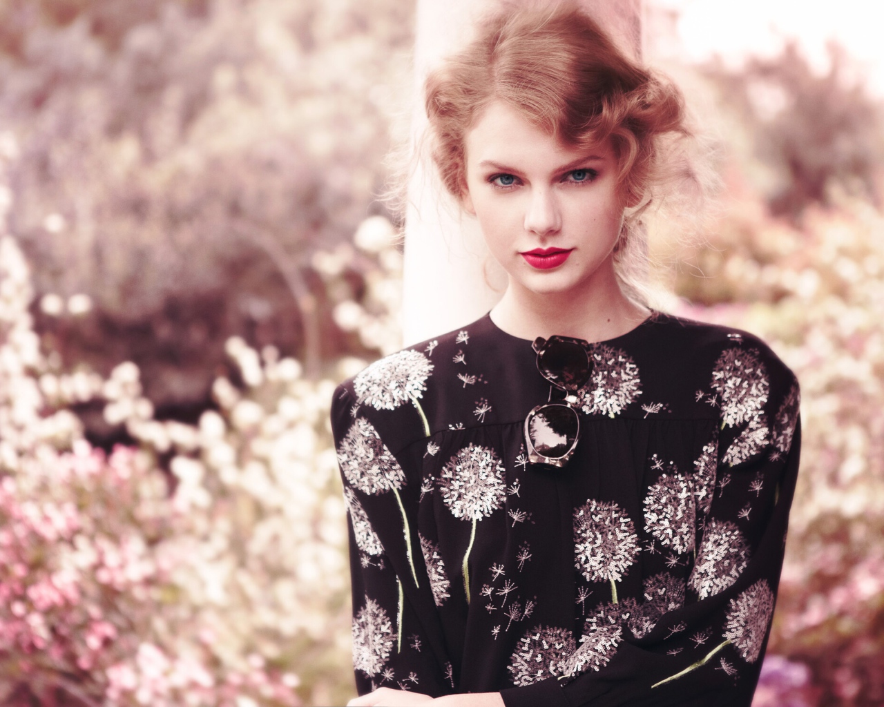 Красивая рыжеволосая певица Тейлор Свифт 