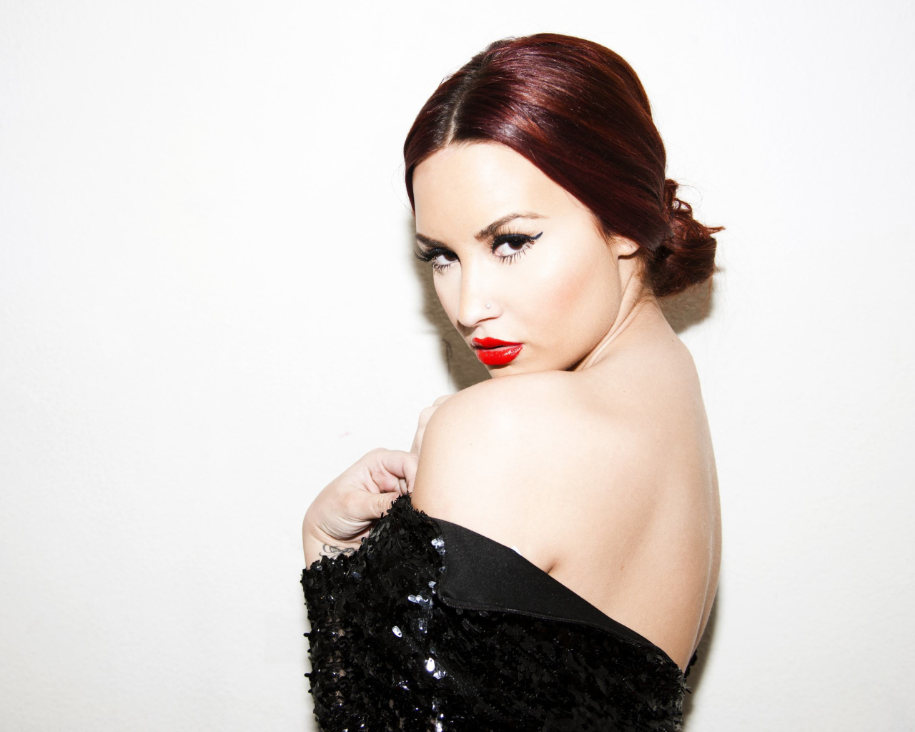 Красивая певица Деми Ловато с ярким макияжем