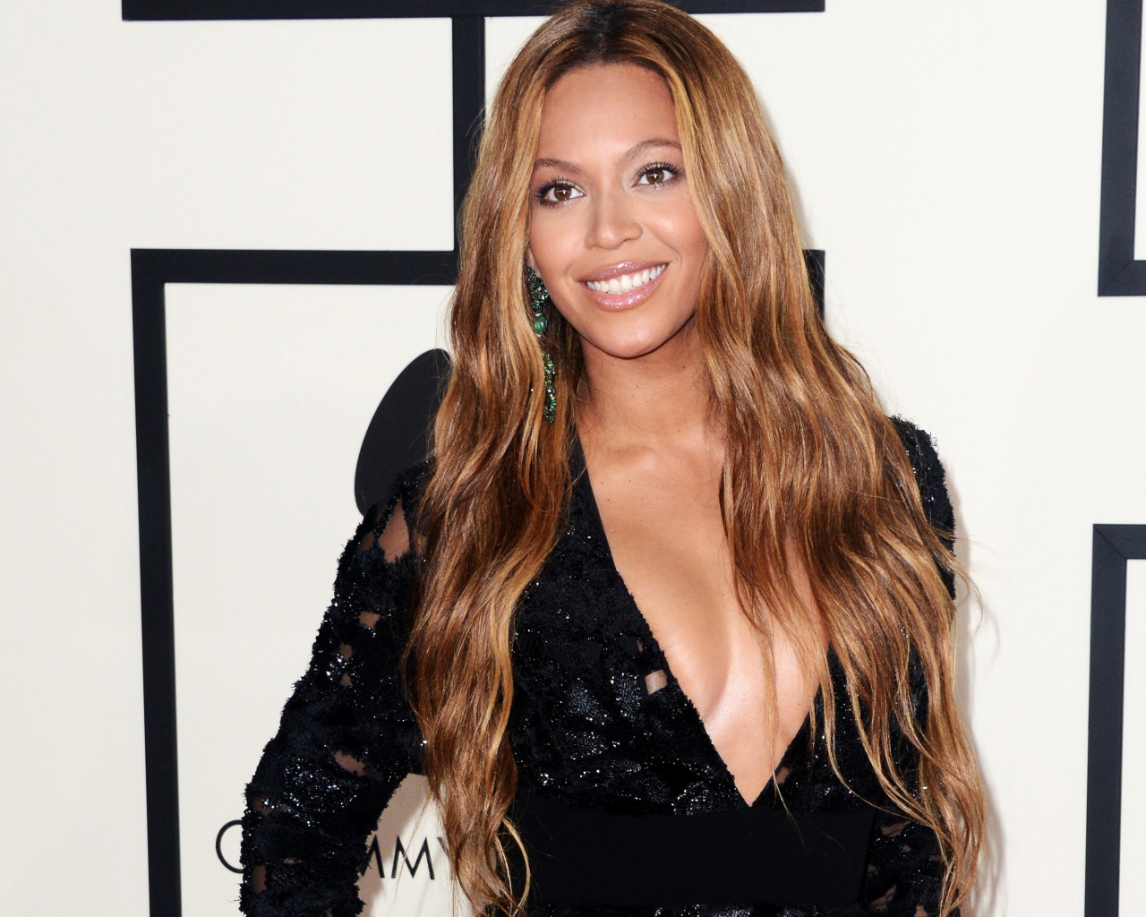 Красивая улыбающаяся певица Бейонсе в черном платье