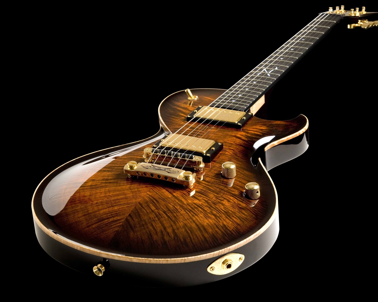 Дорогая гитара DBZ Guitars Bolero на черном фоне