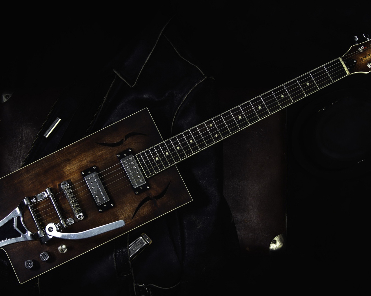 Гитара с черной кожаной курткой