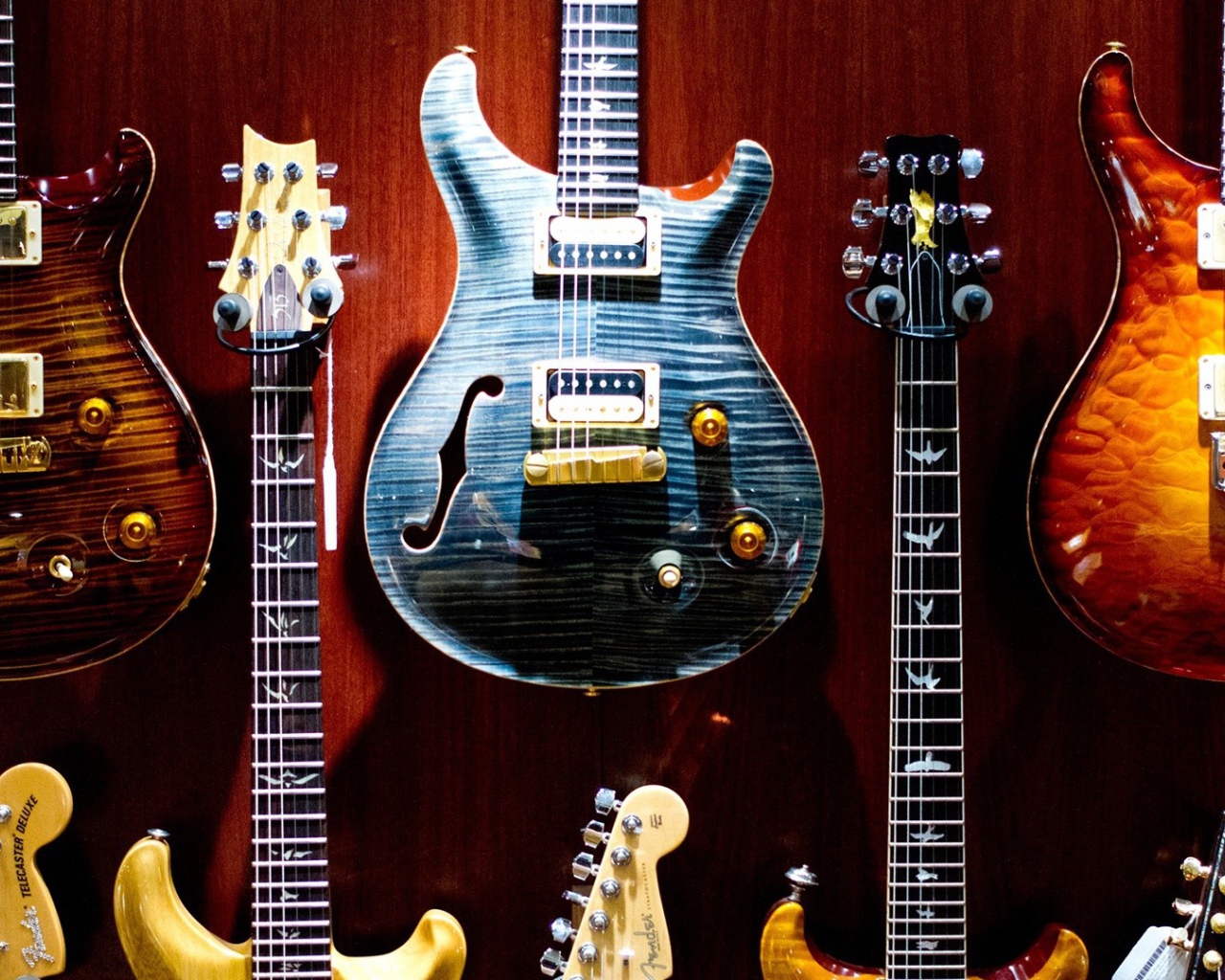 Разноцветные электрические гитары 