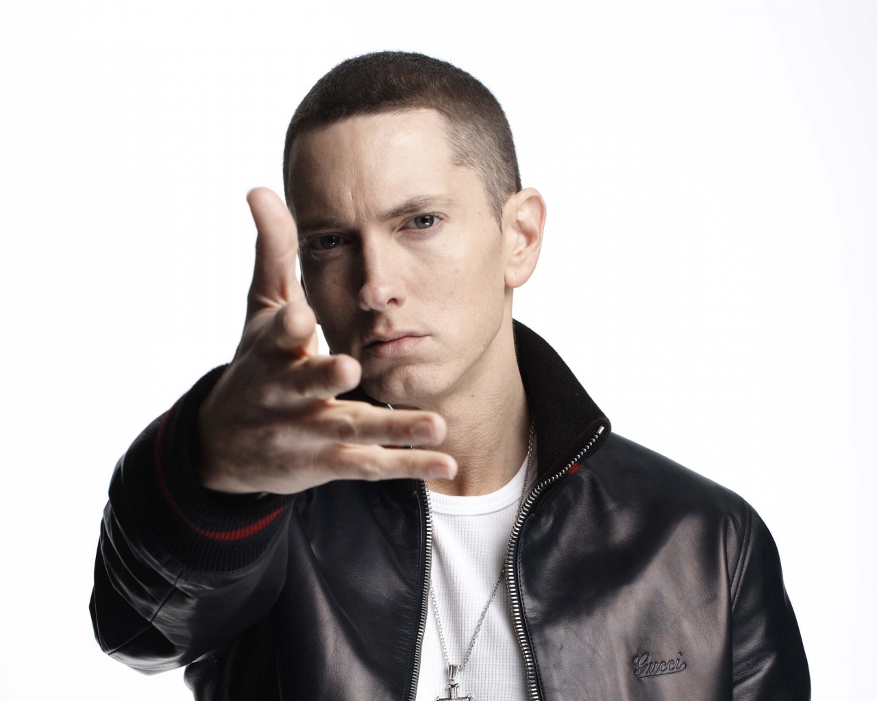 Популярный певец рэпер Эминем фото на белом фоне
