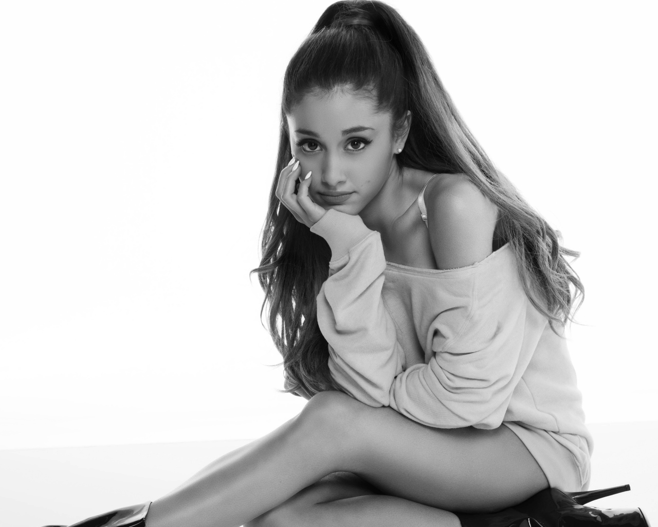 Певица Ариана Гранде  черно белое фото 