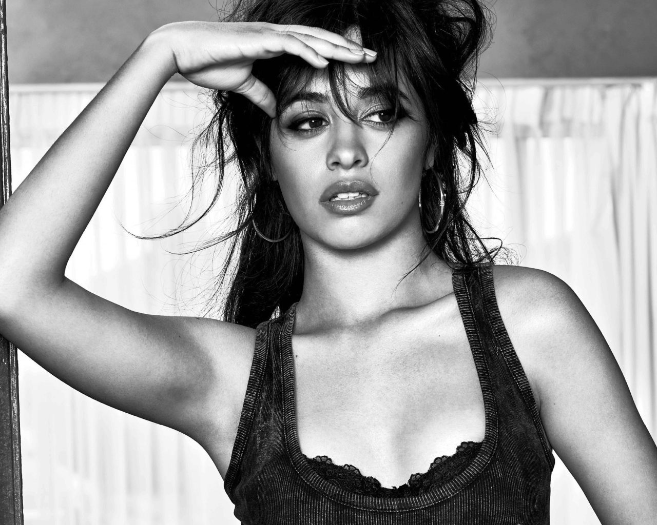 Певица Камила Кабелло черно-белое фото