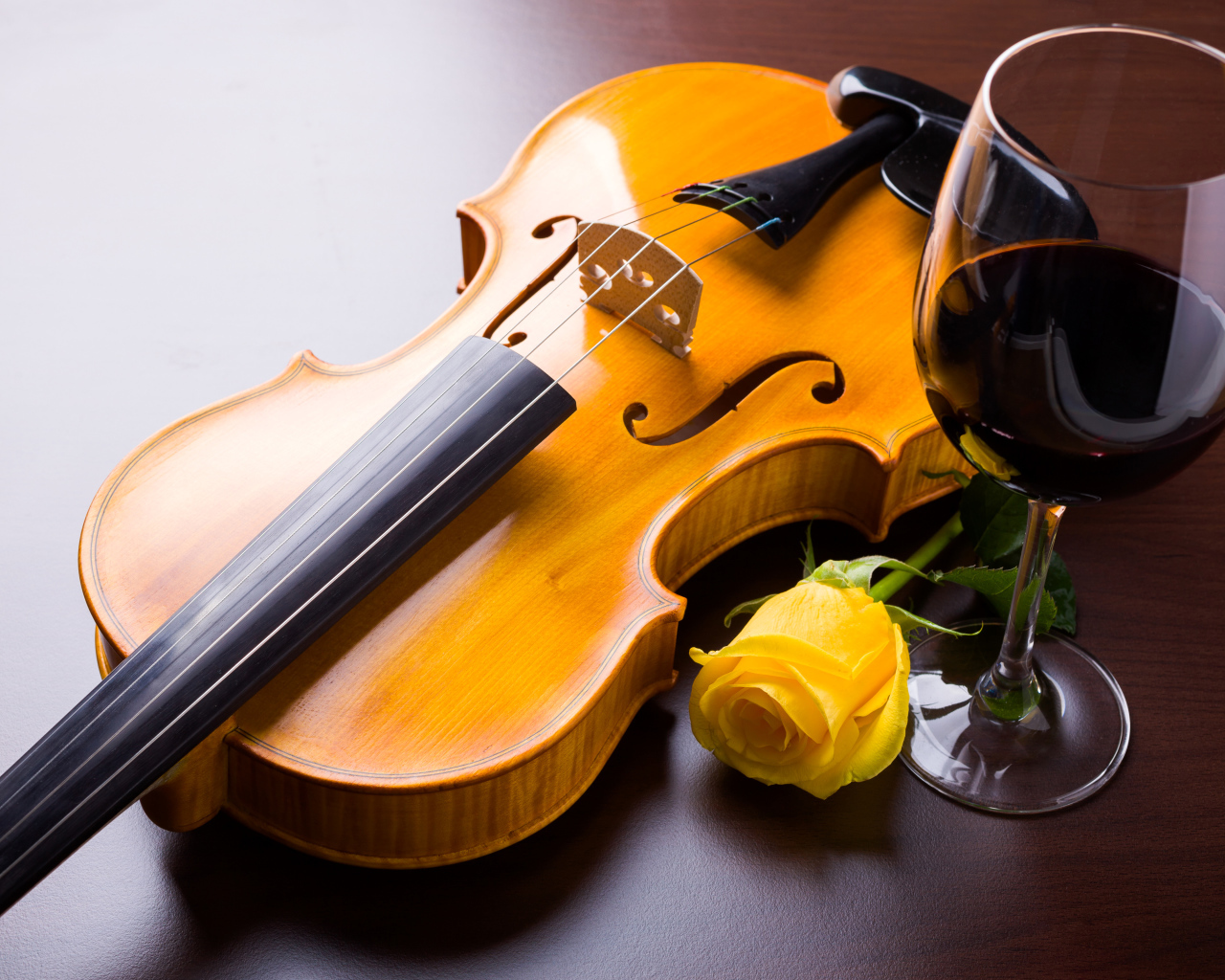Скрипка с желтой розой и бокалом красного вина