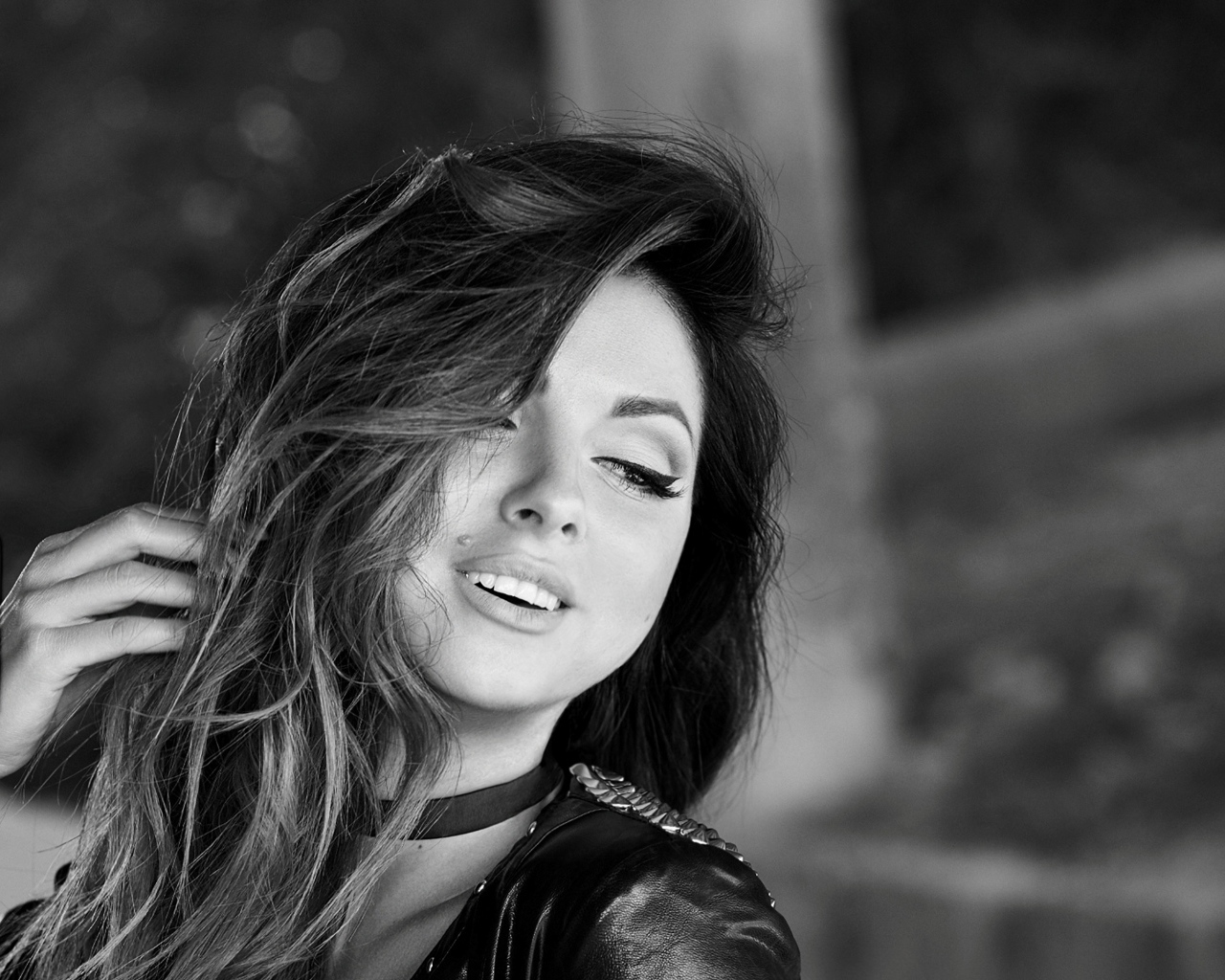 Молодая российская певица Нюша черное белое фото 