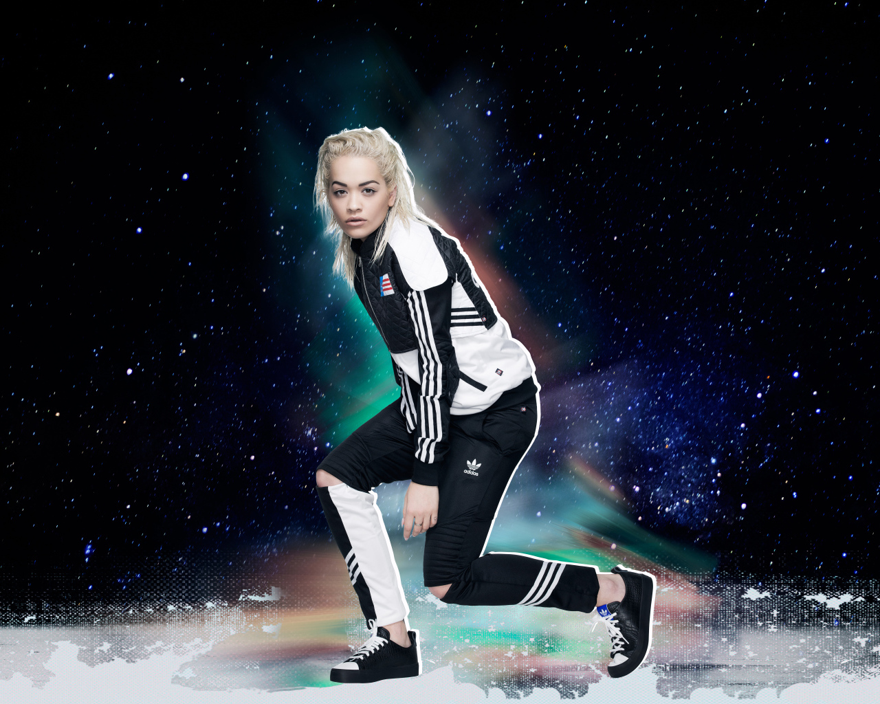 Молодая  блондинка певица Рита Ора в спортивном костюме