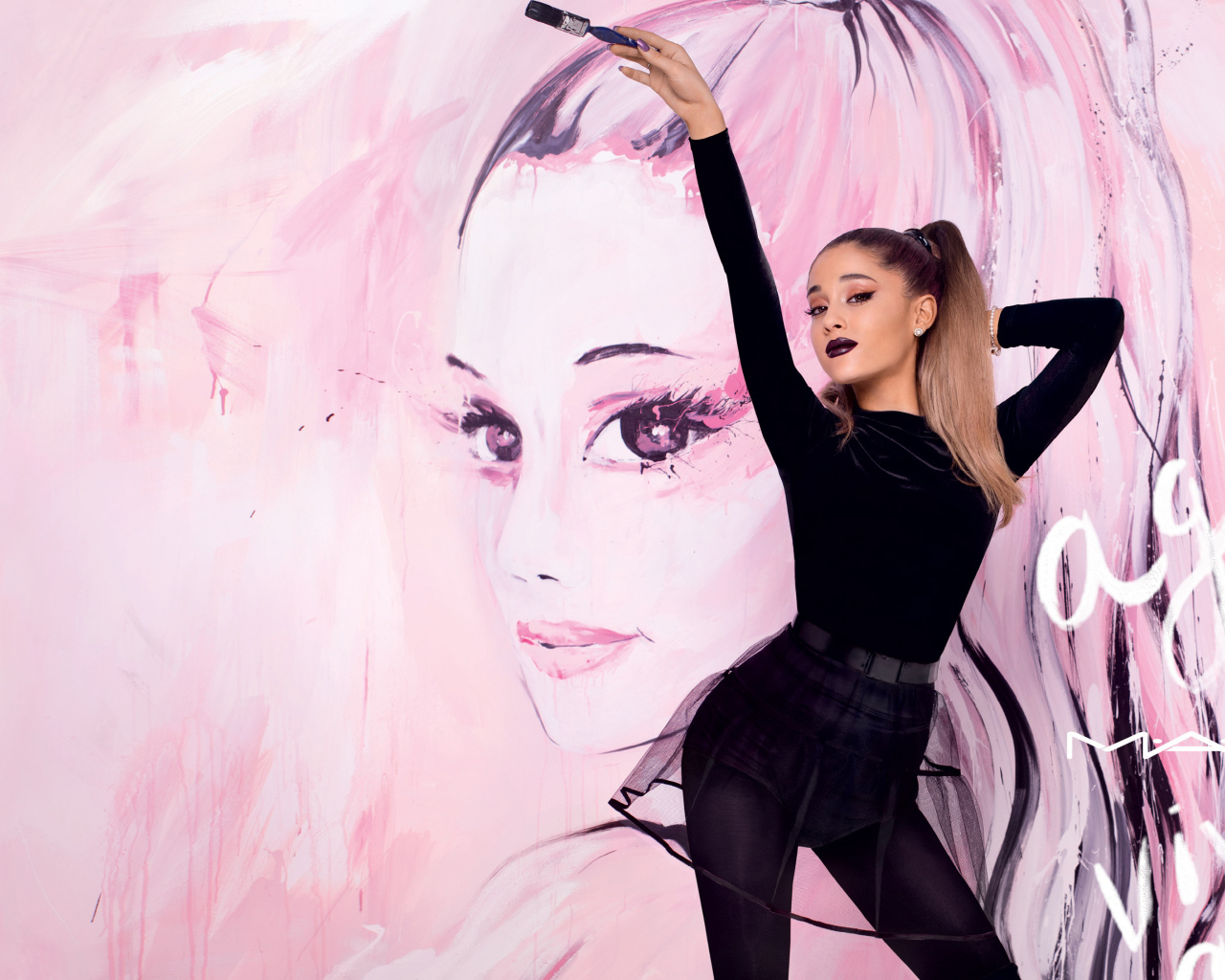 Молодая исполнительница Ариана Гранде в черном наряде