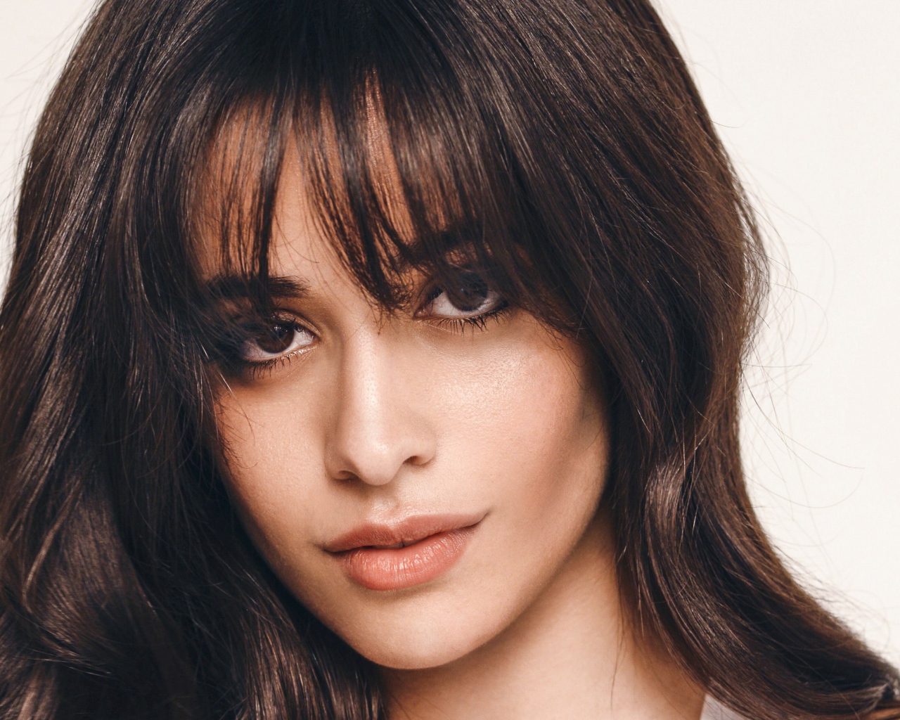 Молодая певица Камила Кабелло фото на белом фоне