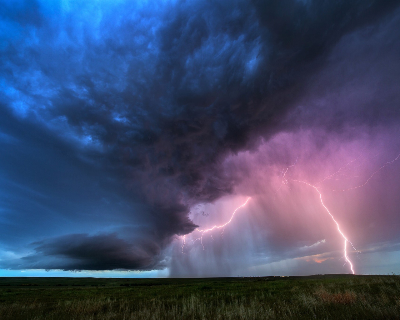 Красивое грозовое небо с молнией над полем