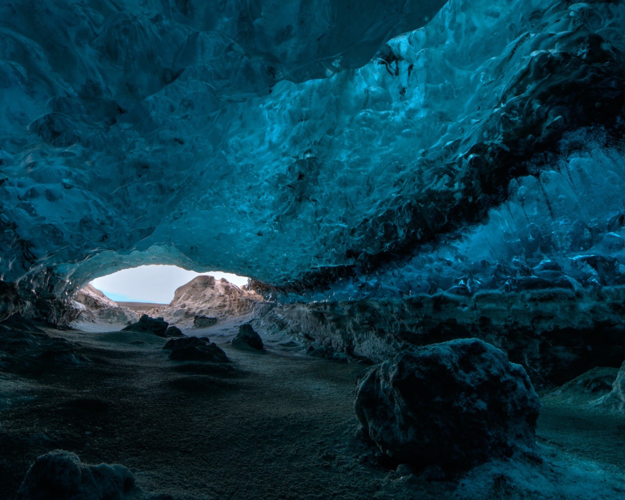 Удивительные ледяные пещеры 