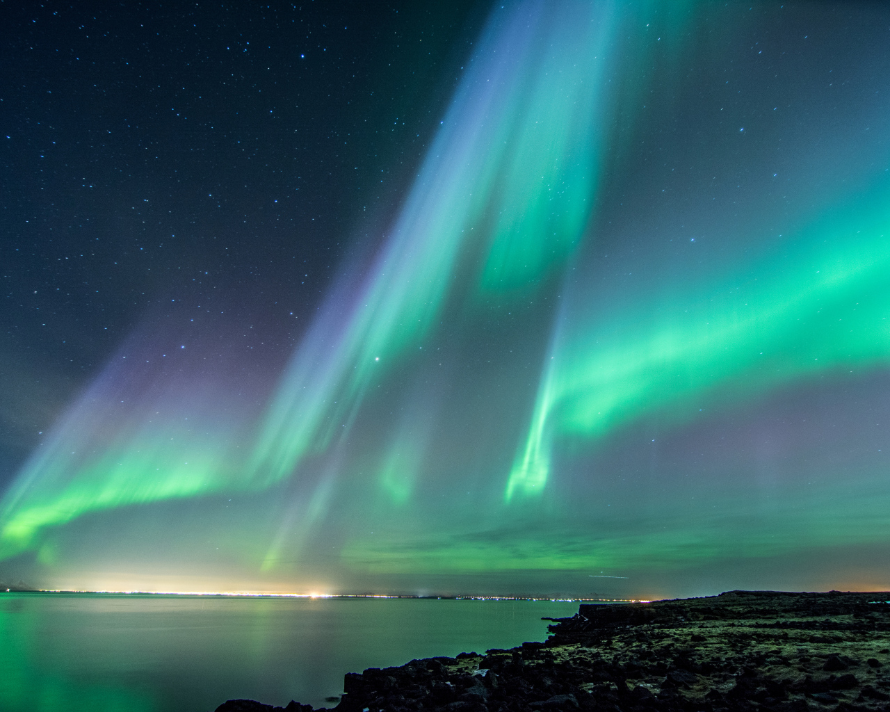 Красивое полярное сияние в ночном небе, Исландия