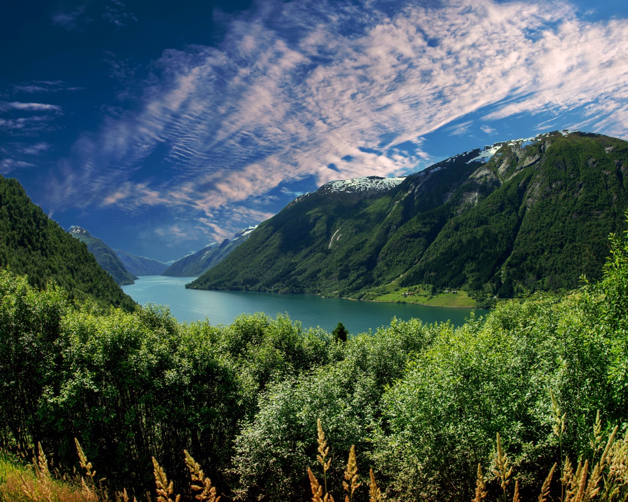 Красивый горный пейзаж под красивым небом