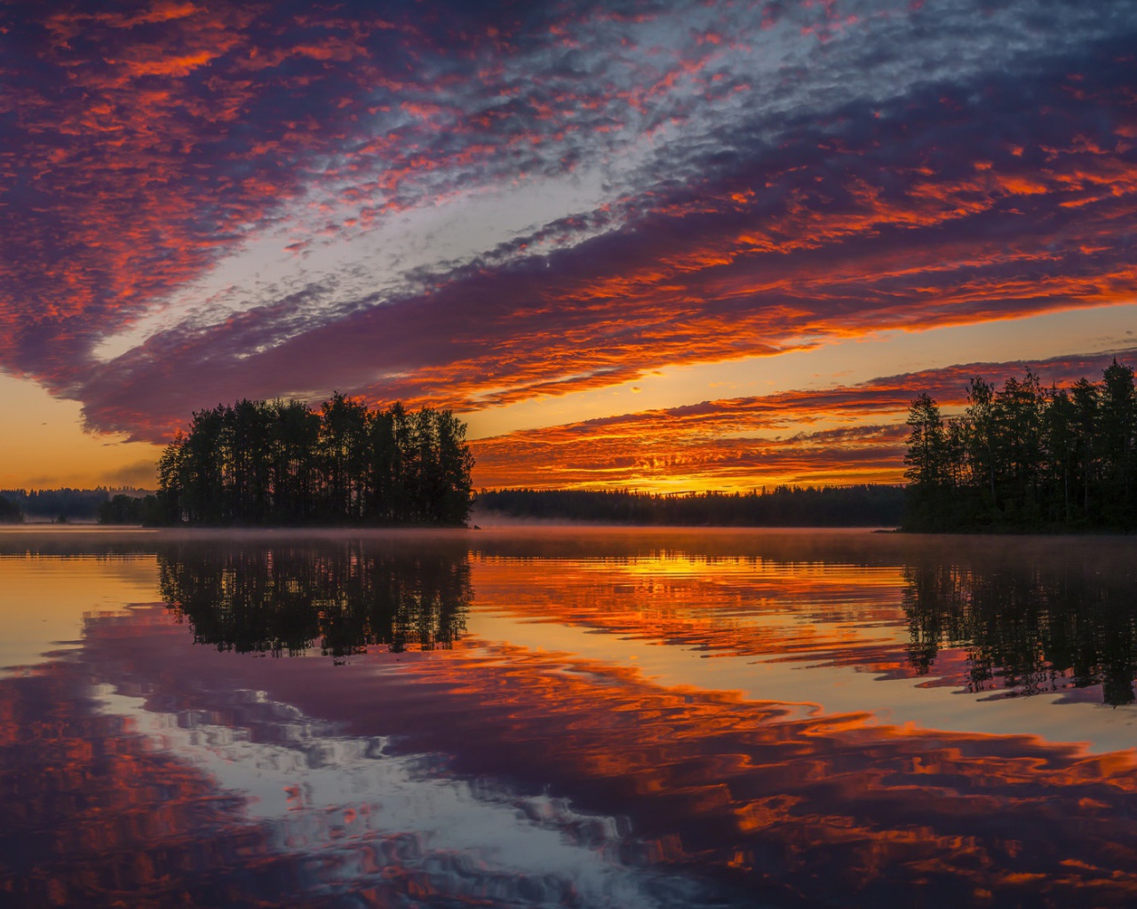 Красивое оранжевое небо на закате отражается в воде