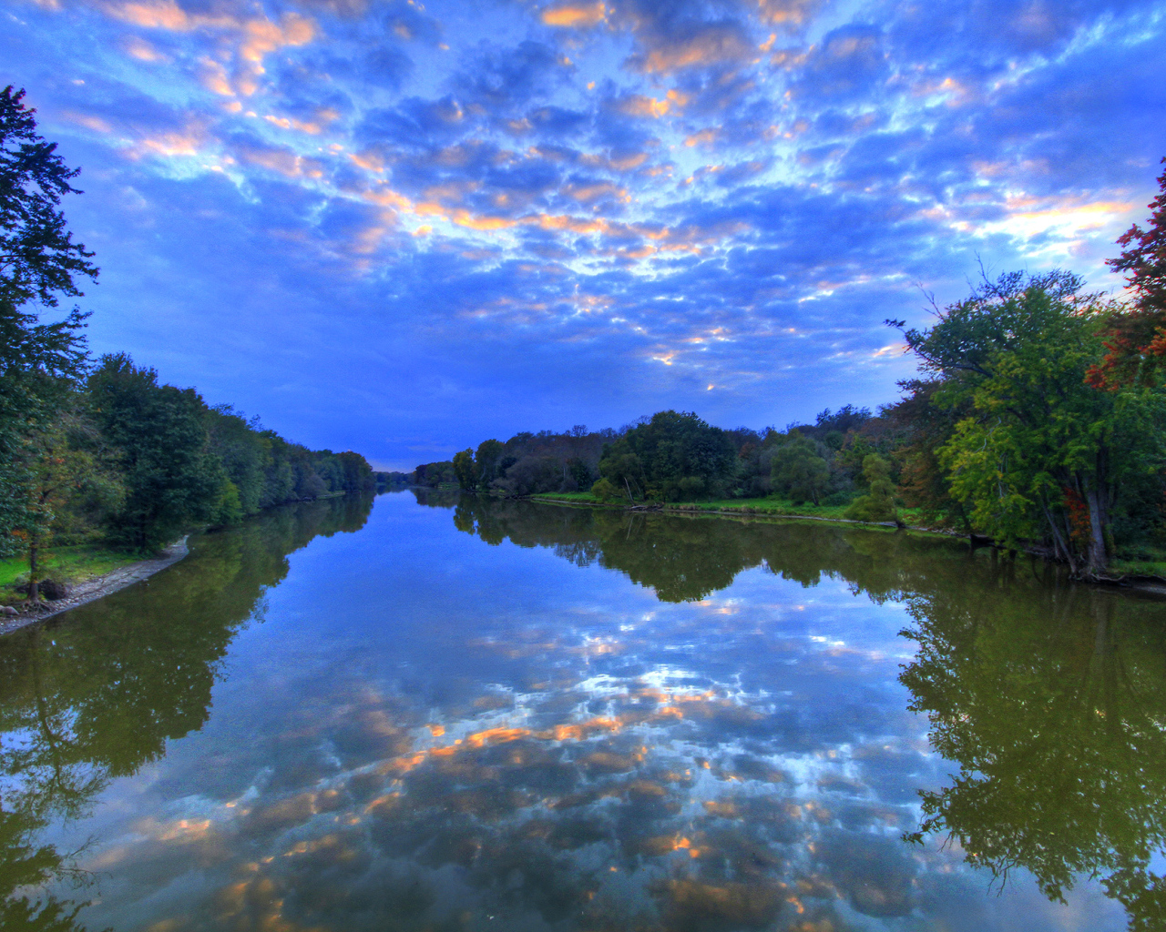 Красивое необычное небо отражается в реке