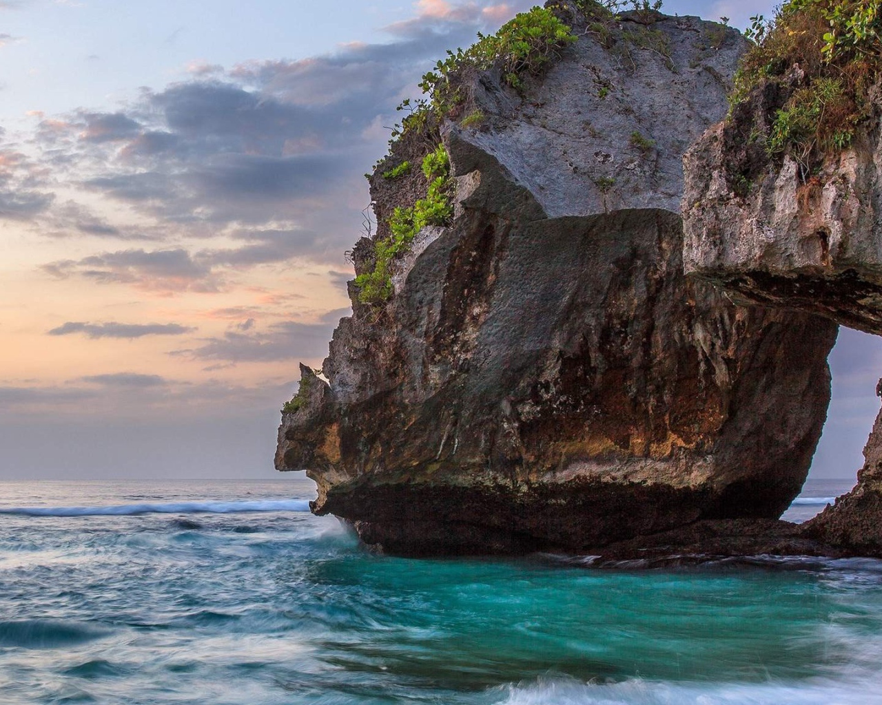 Большая скала на побережье океана 