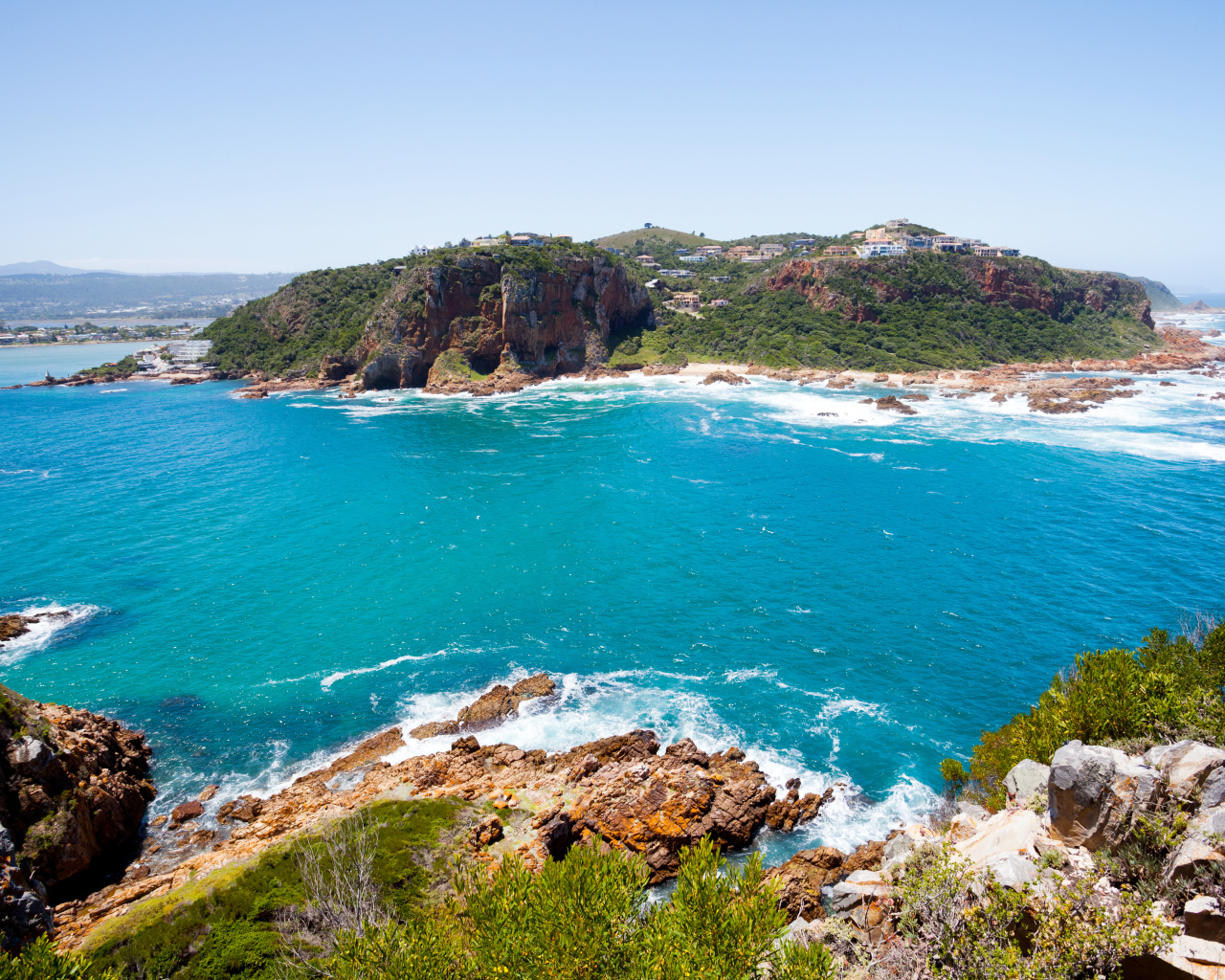 Голубая вода и каменные скалы в заливе на побережье Африки