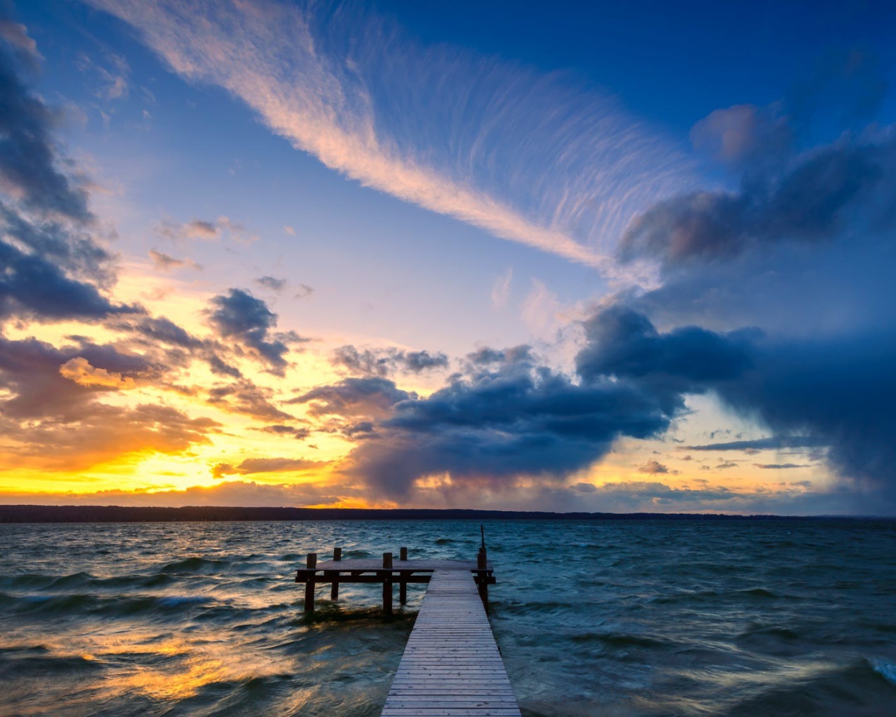 Мост в океане на закате солнца 