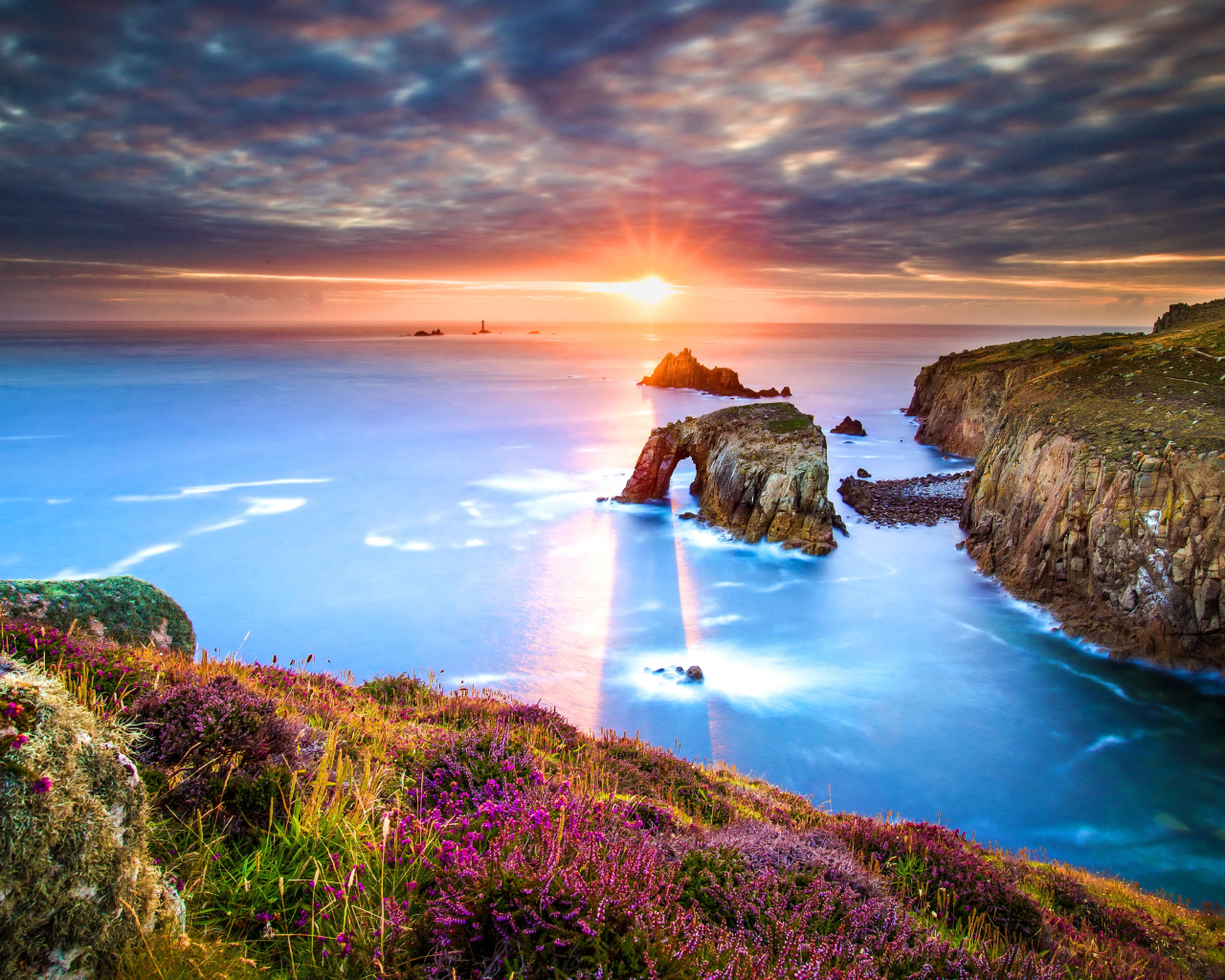 Яркий рассвет солнца над океаном 