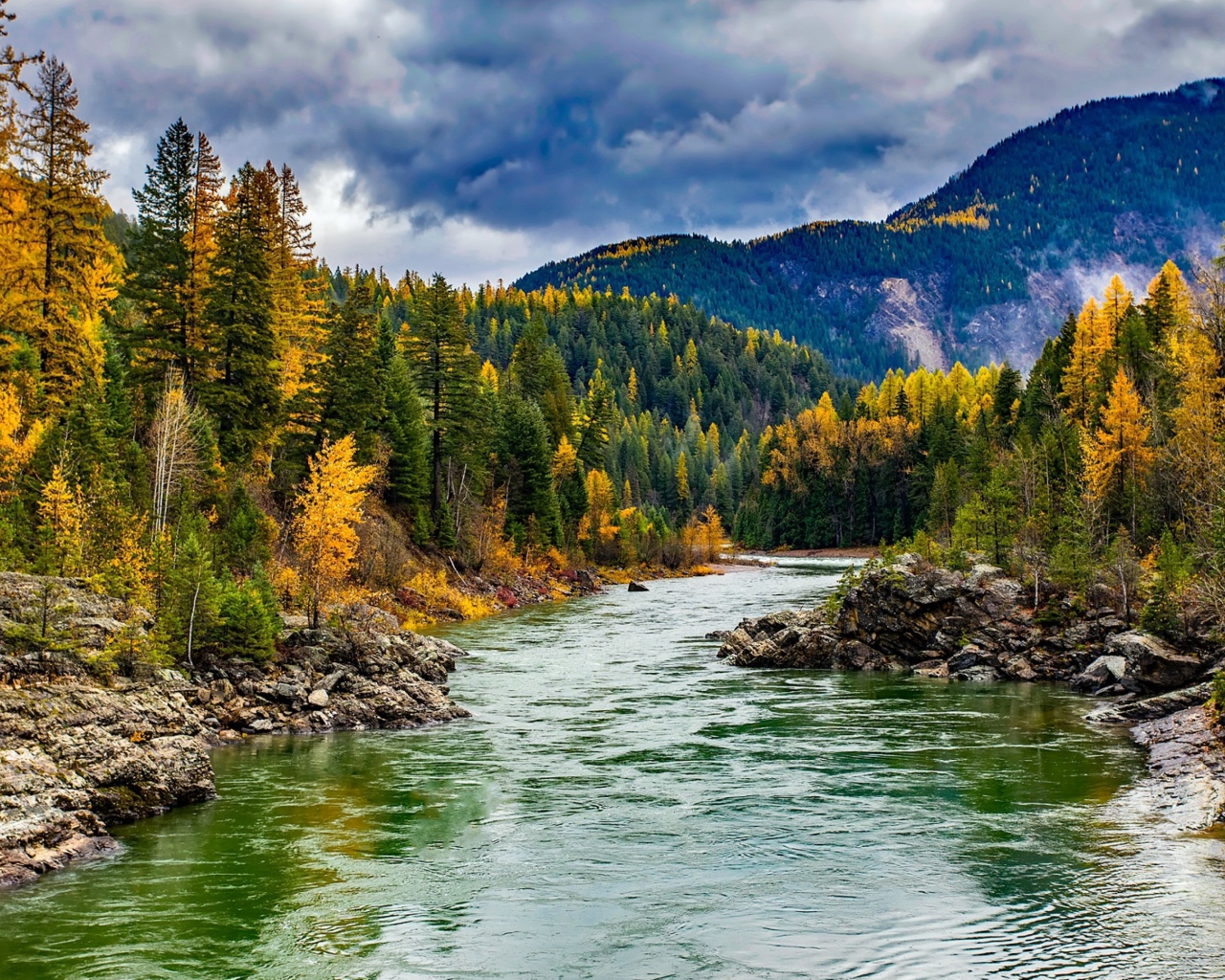 Чистая река в горах 