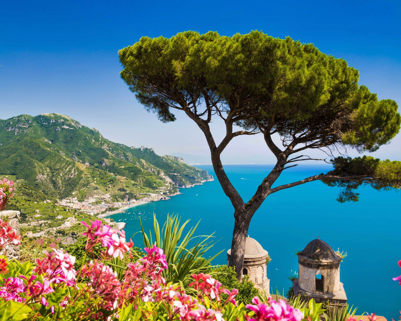 Береговая линия города Амальфи на фоне голубого океана, Италия