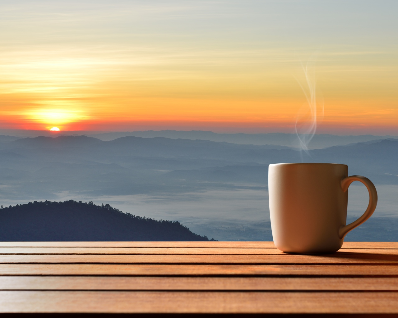 Чашка фоне на фоне горизонта с восходящим солнцем