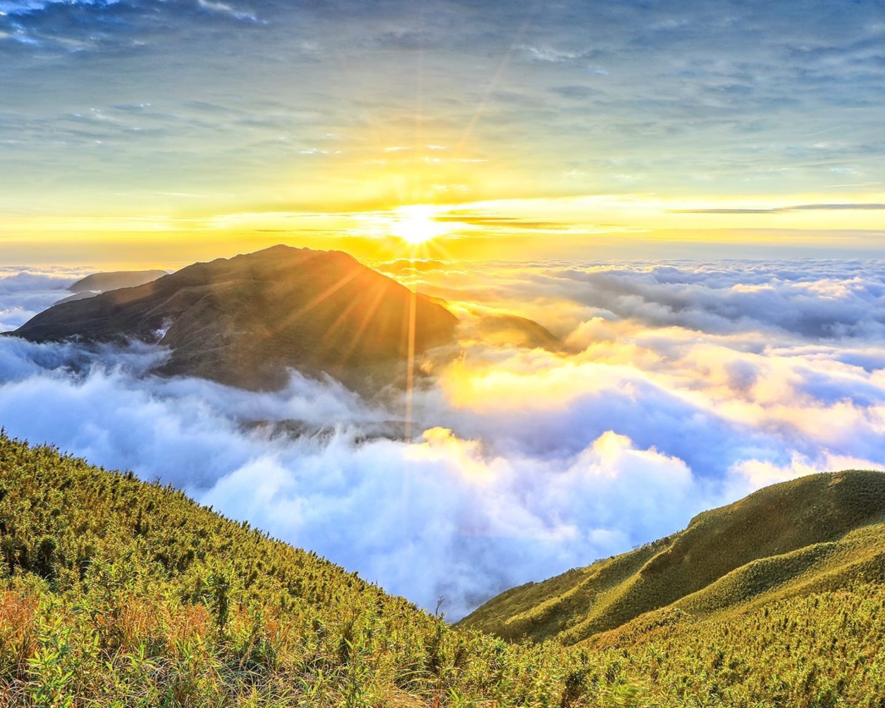 Рассвет солнца над белыми облаками 