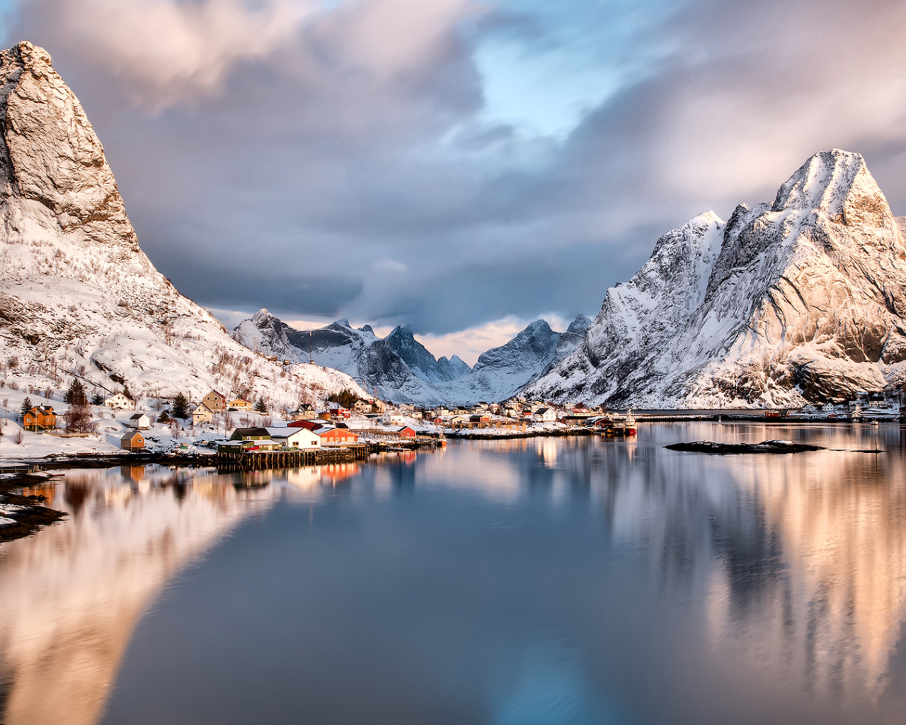 Озеро у заснеженных гор, Лофотенские острова. Норвегия 