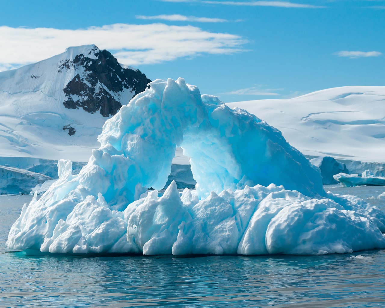 Большой голубой айсберг в Антарктиде