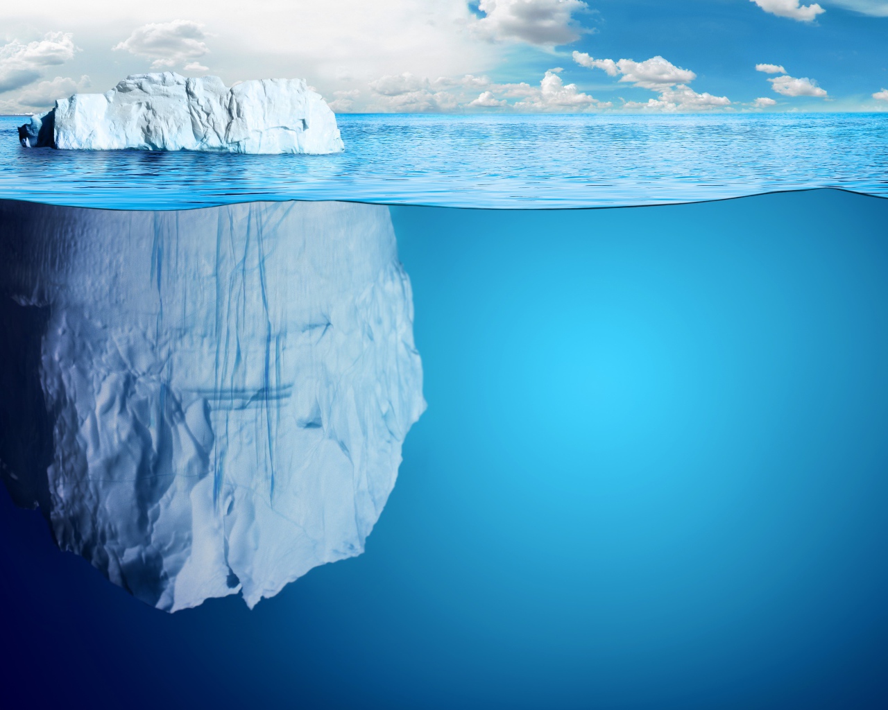 Большой белый ледник в воде океана