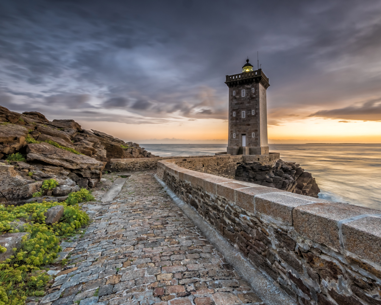 Маяк на берегу океана под красивым небом