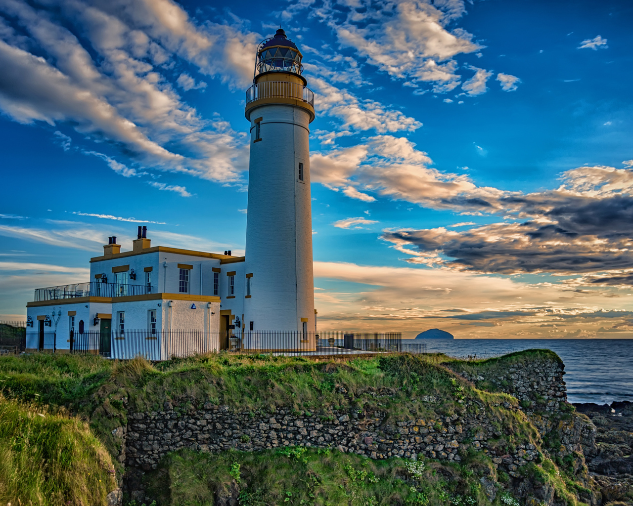 Маяк на побережье под красивым голубым небом