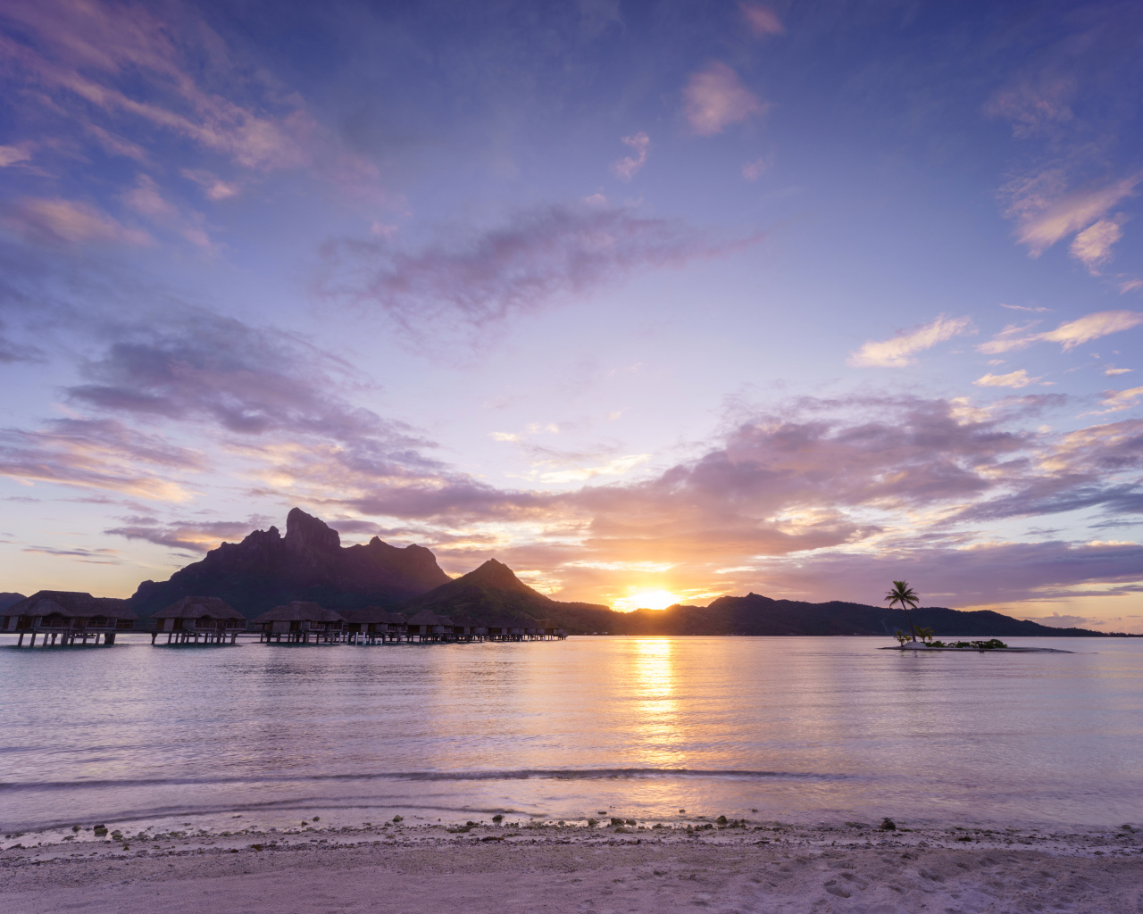 Сиреневый закат в небе над океаном, остров Бора-Бора.