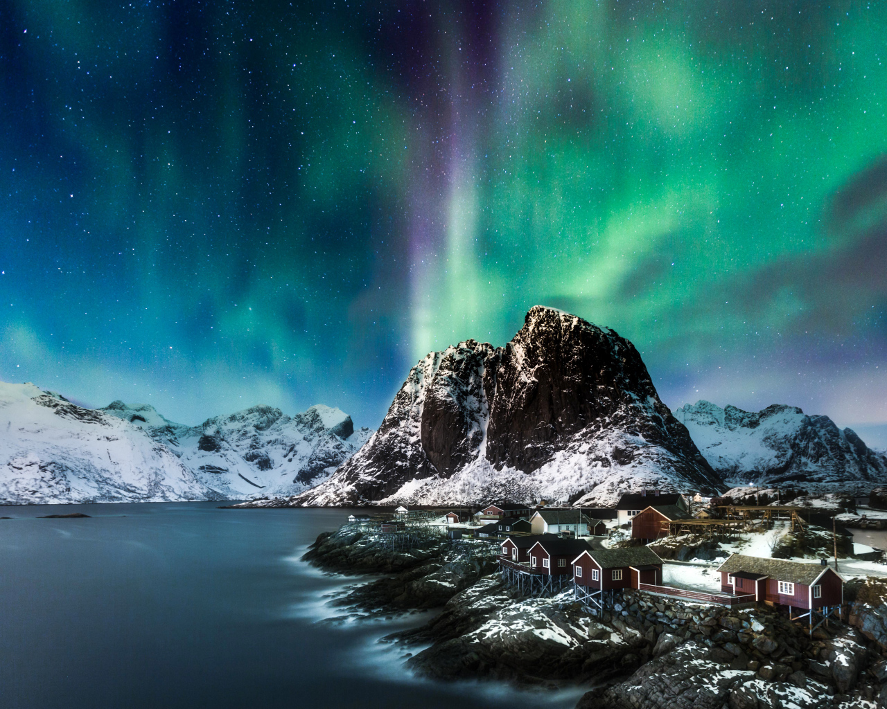 Северное сияние над заснеженными горами, Лофотенские острова. Норвегия