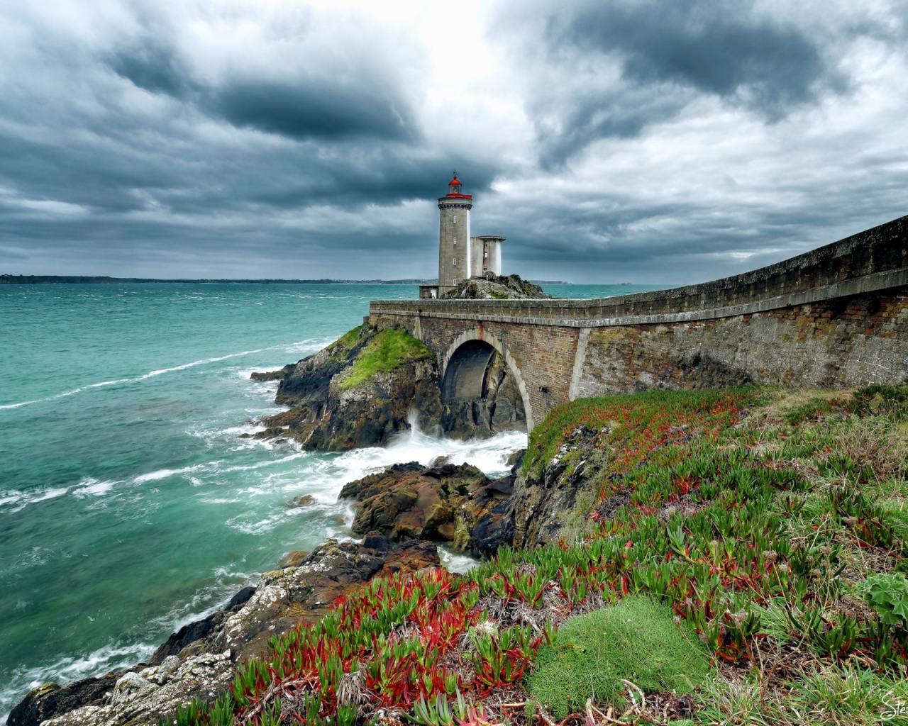 Старый маяк на берегу моря 