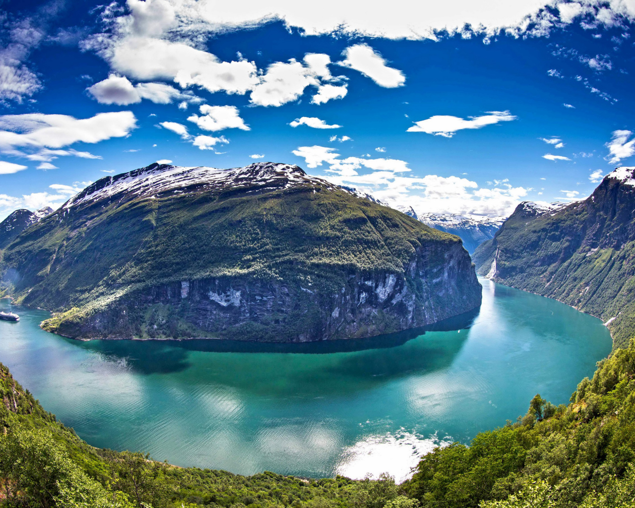 Живописный Гейрангер-фьорд под красивым голубым небом с белыми облаками, Норвегия