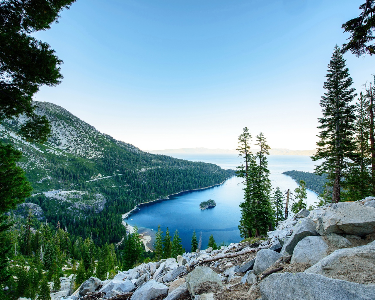 Живописная горная природа у голубого озера 