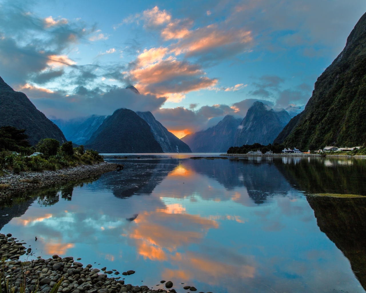 Живописный водный пейзаж  в Норвежском фьорде 