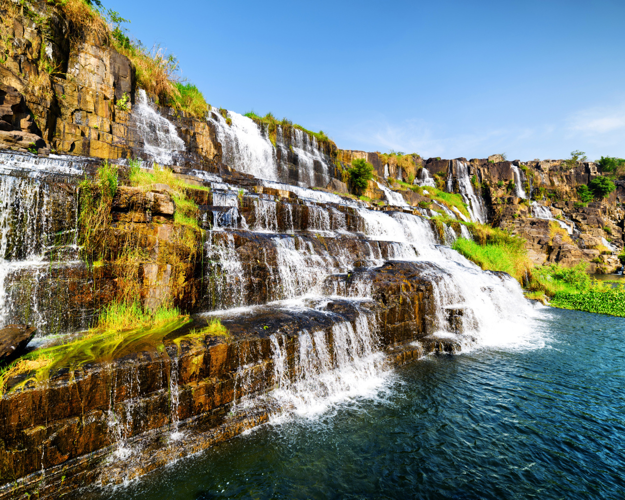 Живописный водопад Понгур, Вьетнам 