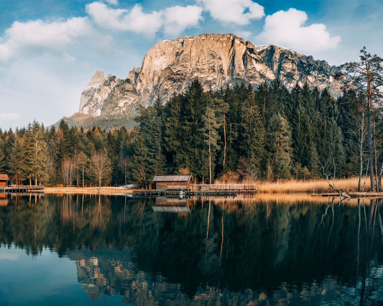 Сосновый лес и гора отражаются в озере